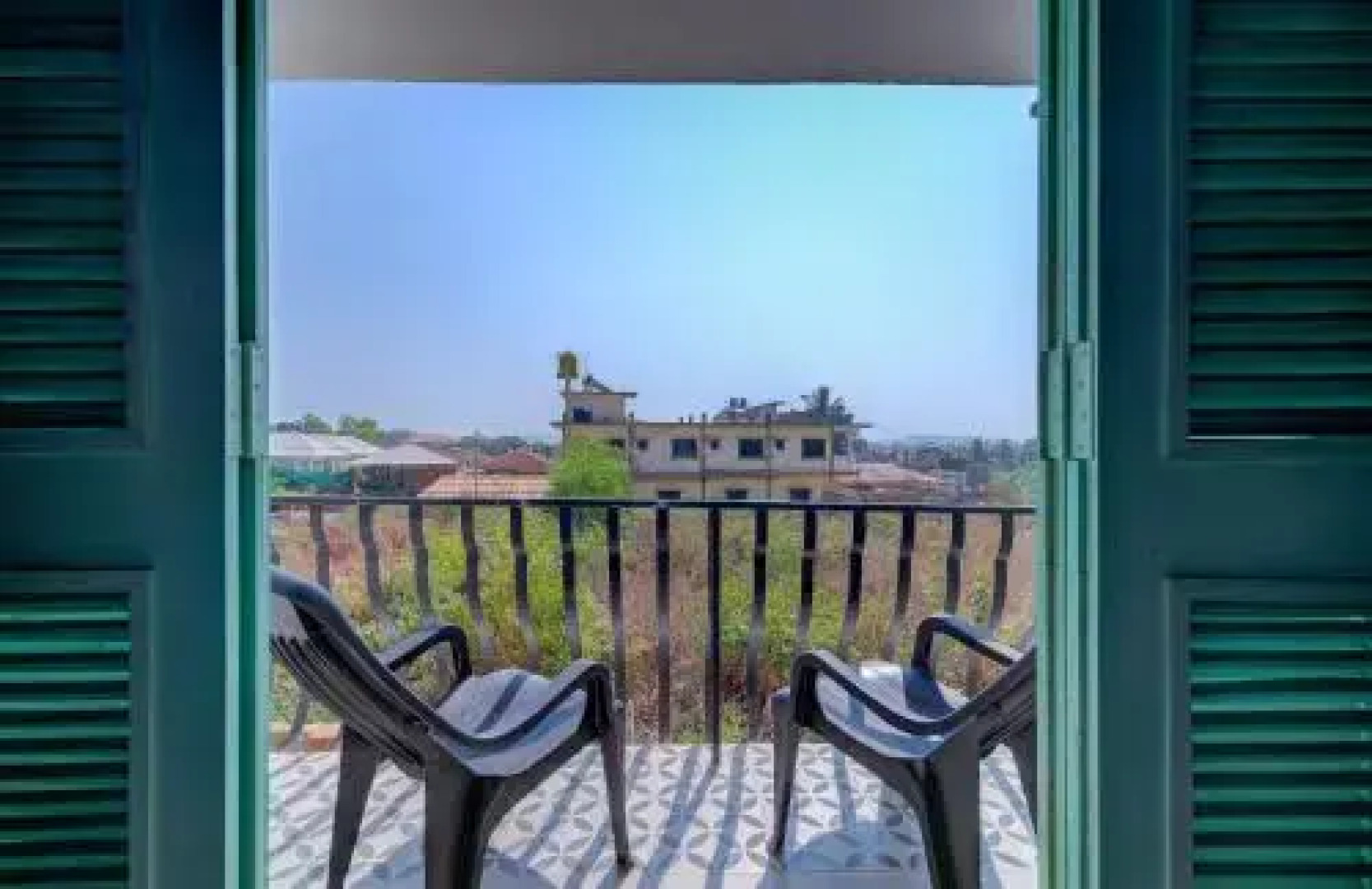 Woke Hostel - Morjim