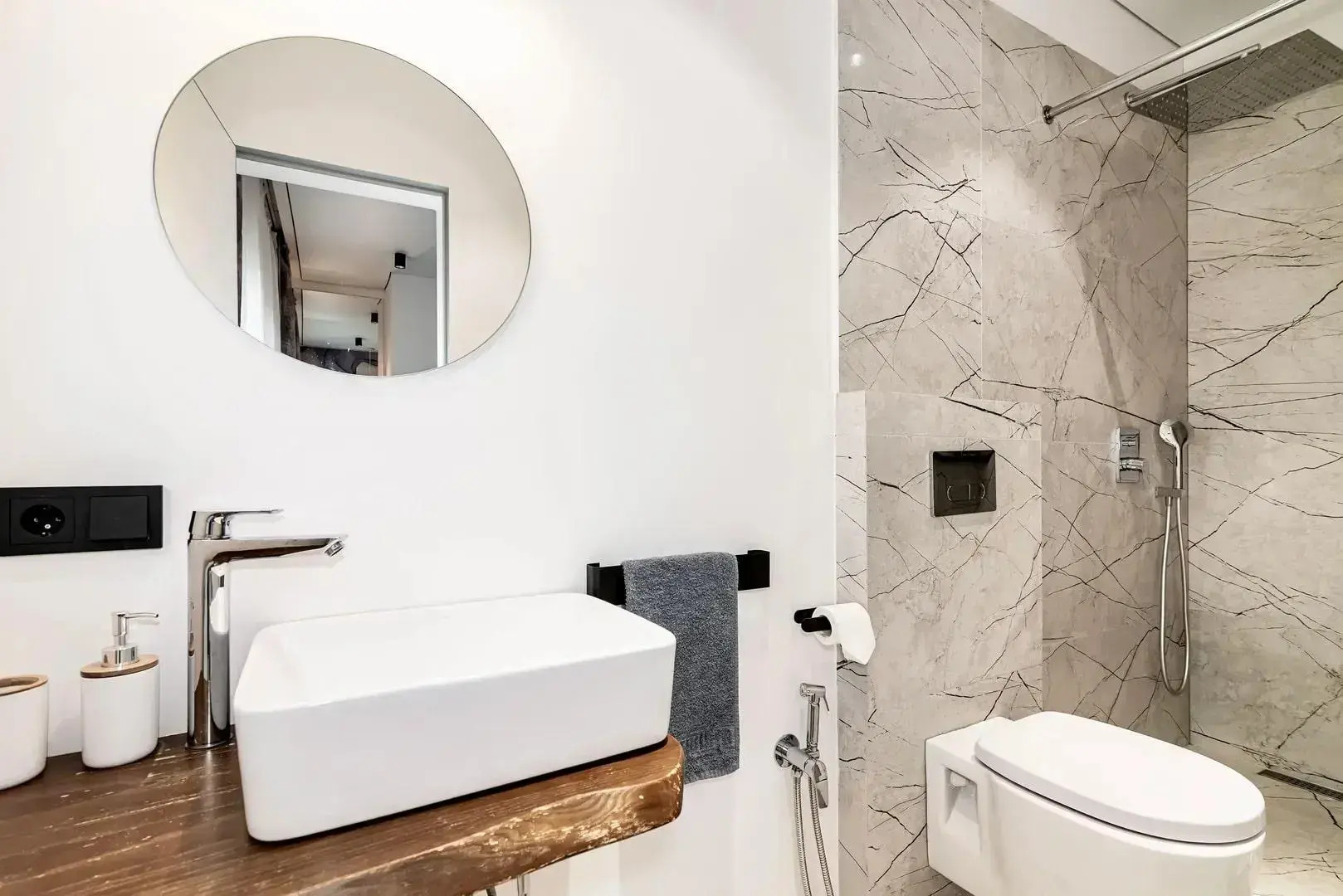 Стильный дом с теплым бассейном и сауной