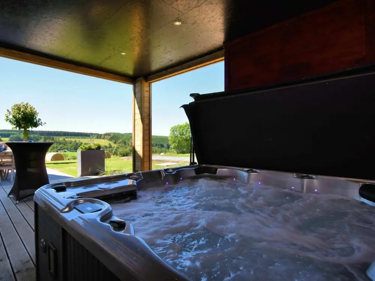 Beautiful, Luxury Home with Sauna, Hot Tub, Private Bathrooms