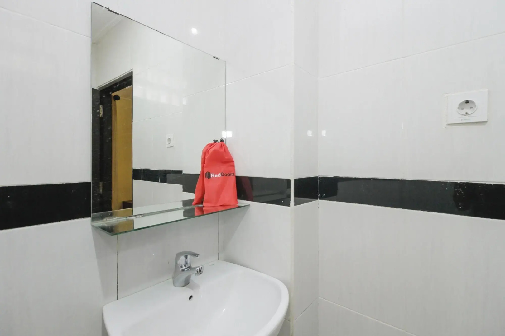 RedDoorz near Taman Samarendah