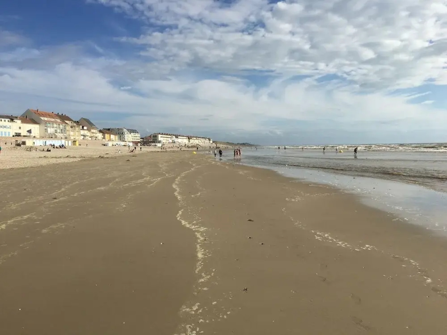 Authentic wooden holiday home in peaceful green surroundings