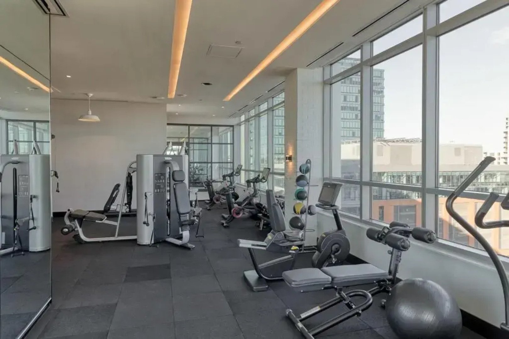 3BR Glass Suite With Gym & Pool By ENVITAE