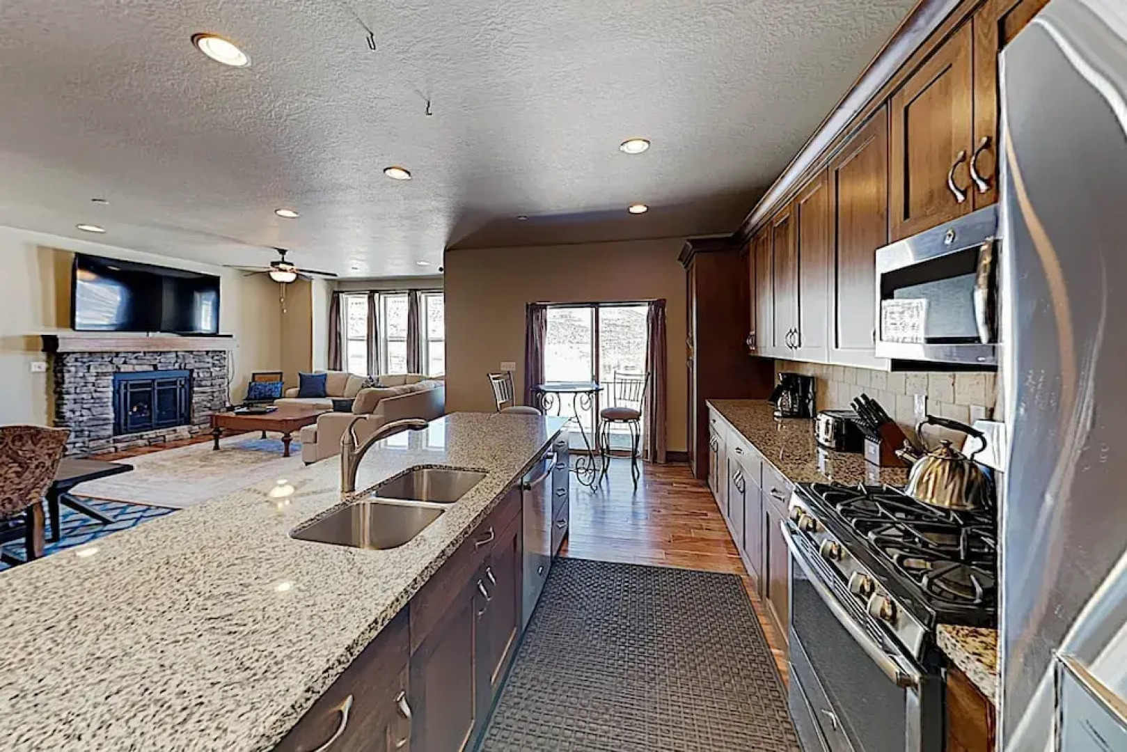 New Listing! Mountain W/ Hot Tub & Deck 5 Bedroom Townhouse