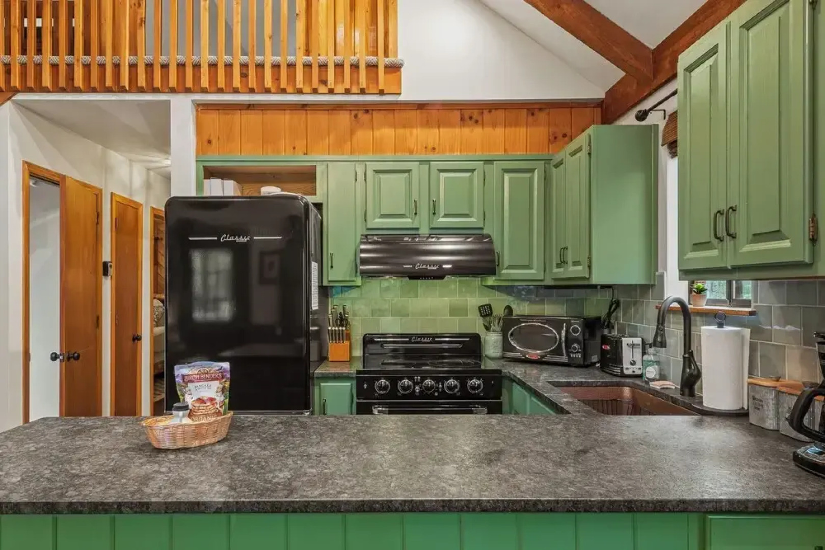 Moose Tracks by Avantstay Hot Tub, Game Room, Deck, Firepit