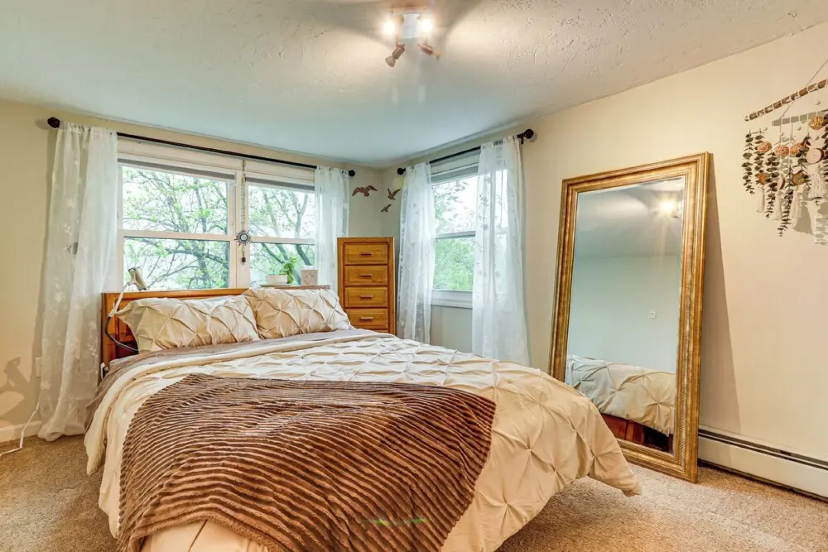 Lakefront Cottage 2 Mi to Palladium in Worcester!