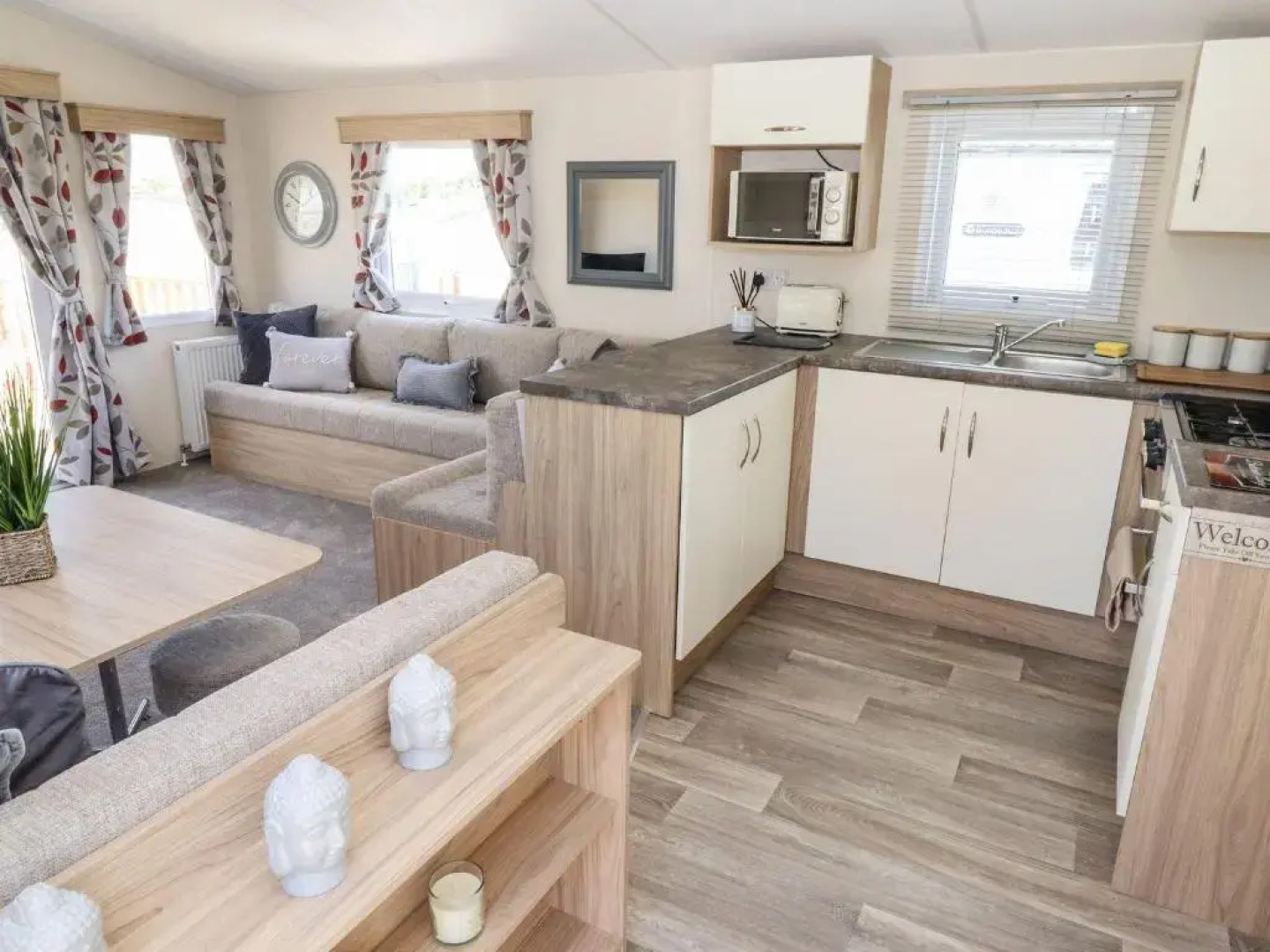 3 Bed New Lodge, Sleeps 4, Pets Welcome