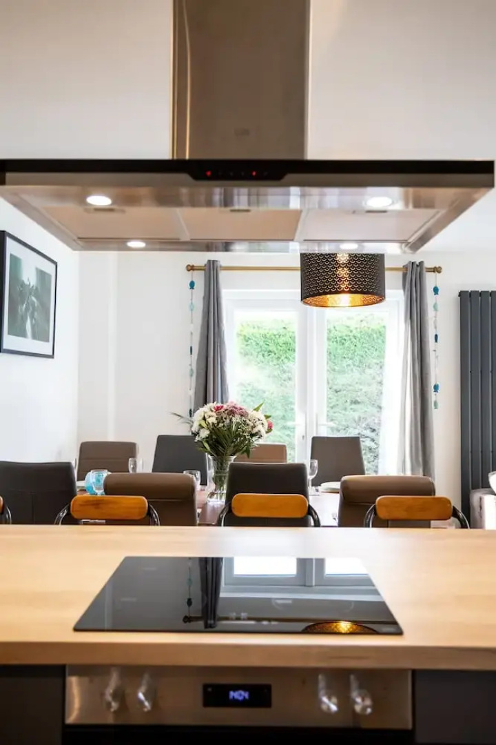 Totnes modern house sleeps 8 , 5 mins to town