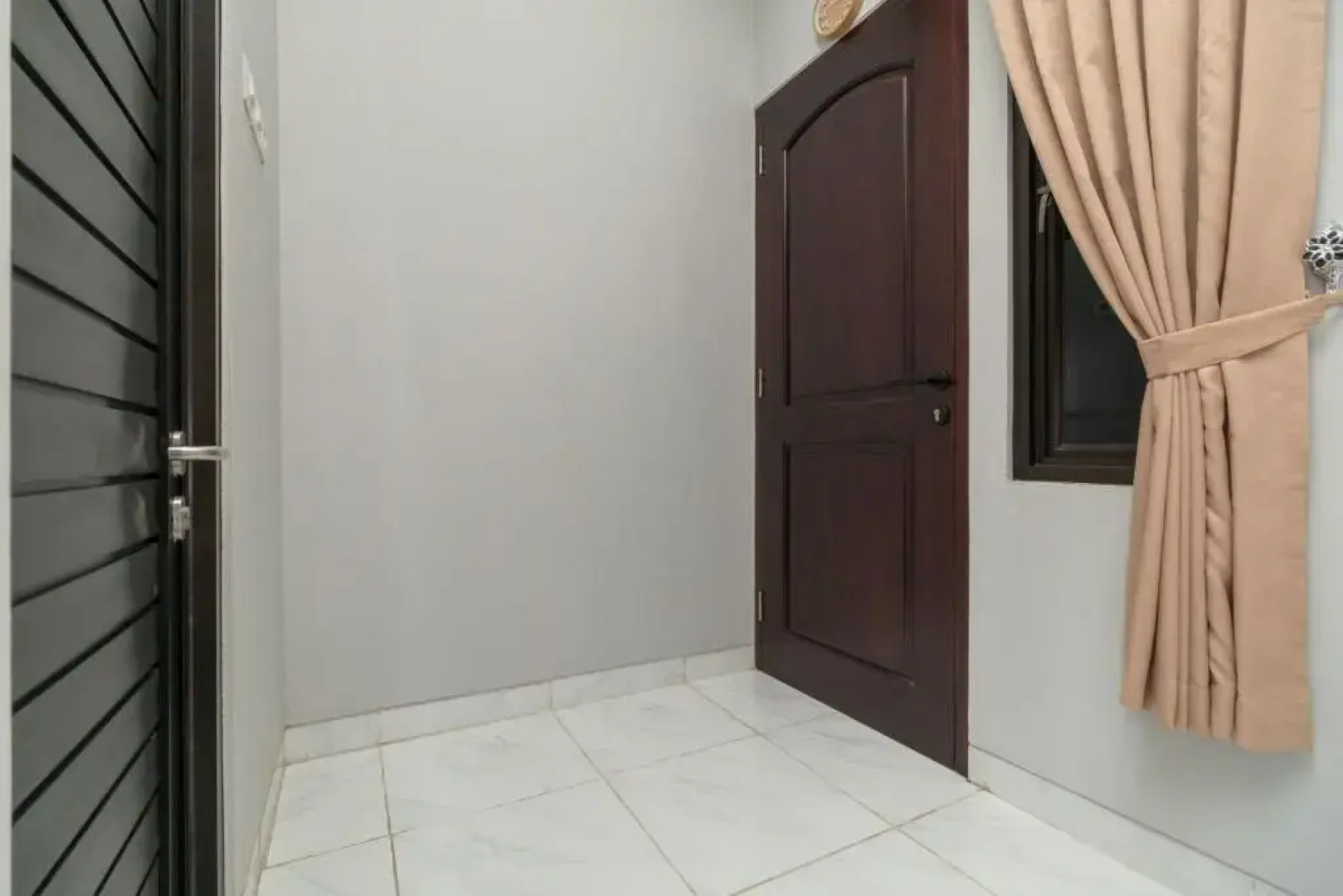 RedDoorz Plus Near Jungeland Sentul