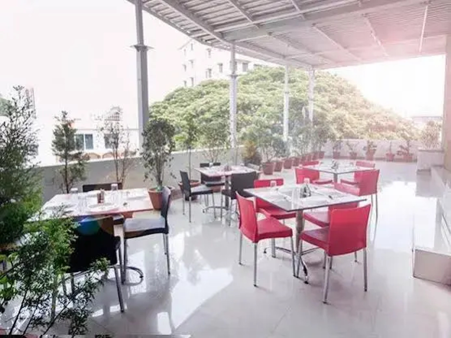 Itsy Hotels Hiland Suites