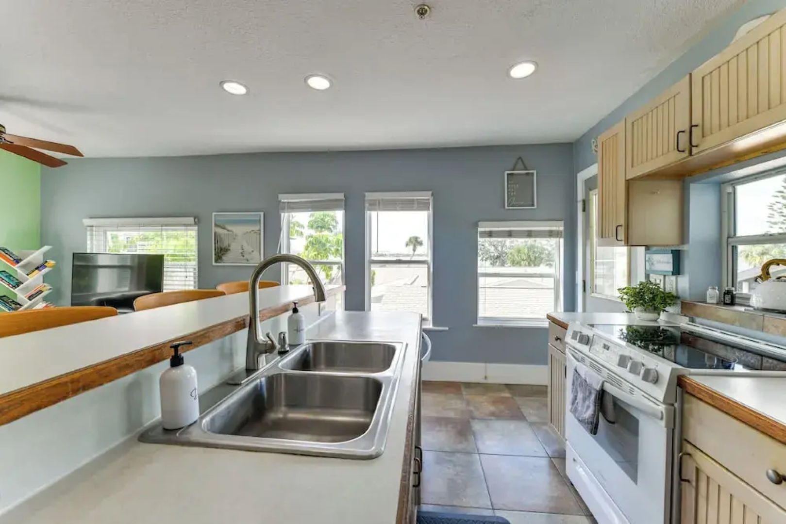 Manatee River Views: Palmetto Paradise w/ Fire Pit