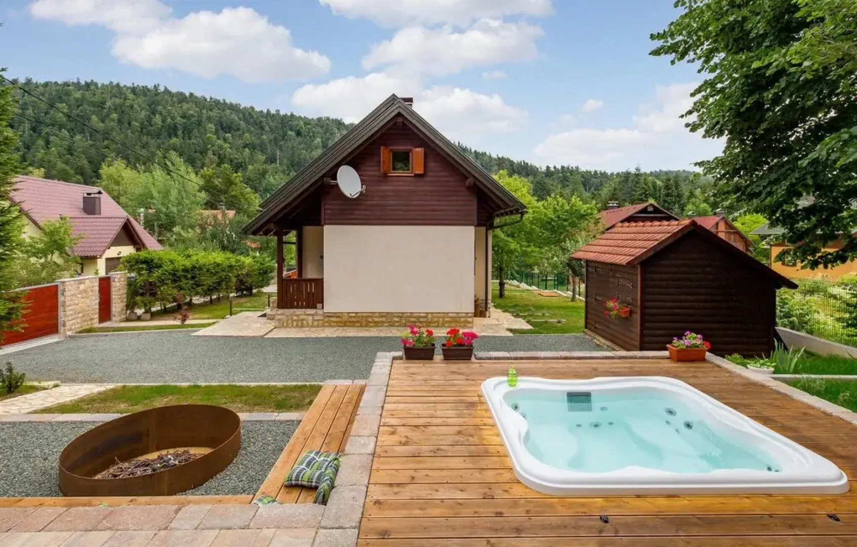 Beautiful Home in Fuzine With Jacuzzi, Wifi and 2 Bedrooms