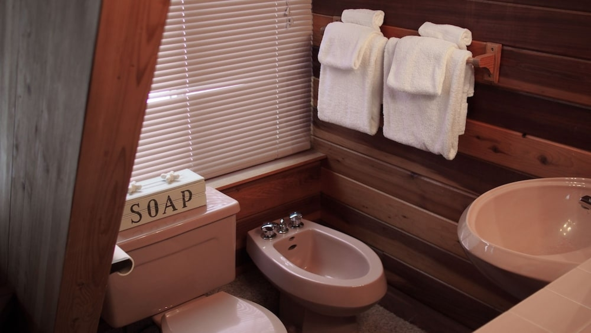 White Pines 4-BD Cabin in the Woods -- Easy Access in Summit Park