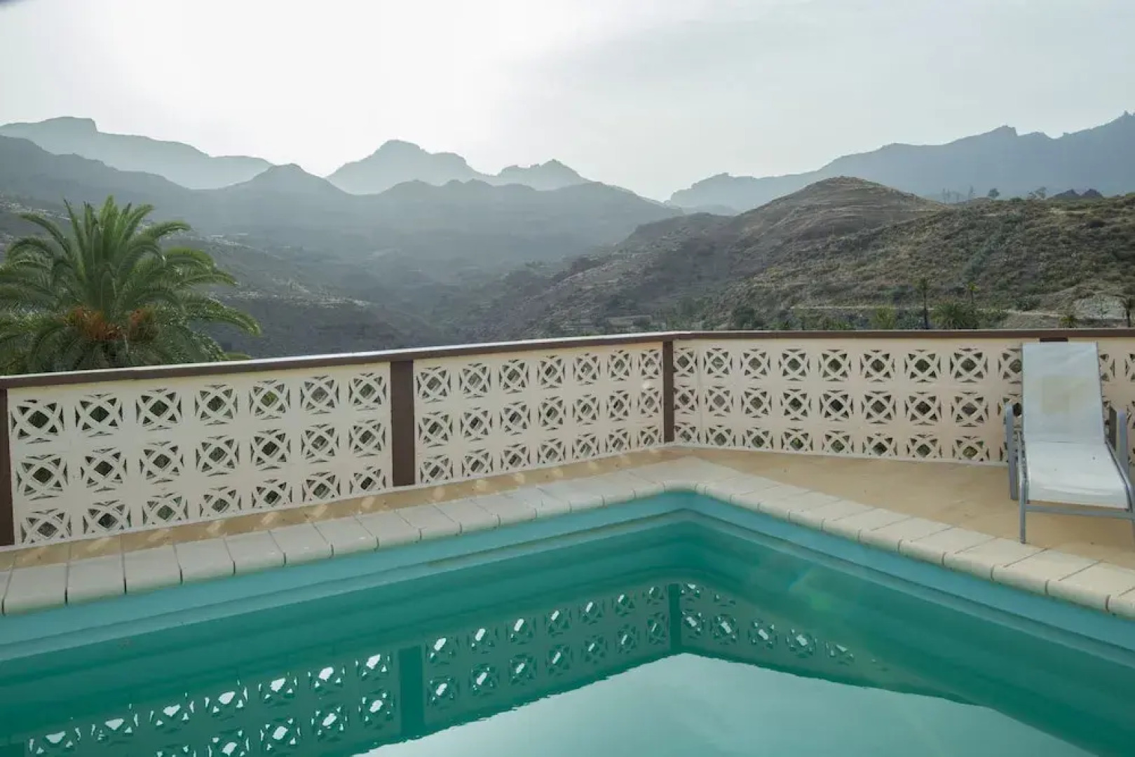 Lightbooking - Mountain & pool