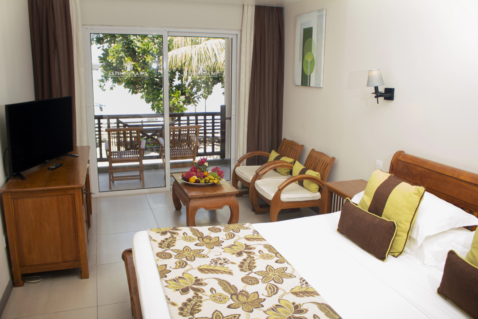 Le Peninsula Bay Beach Resort