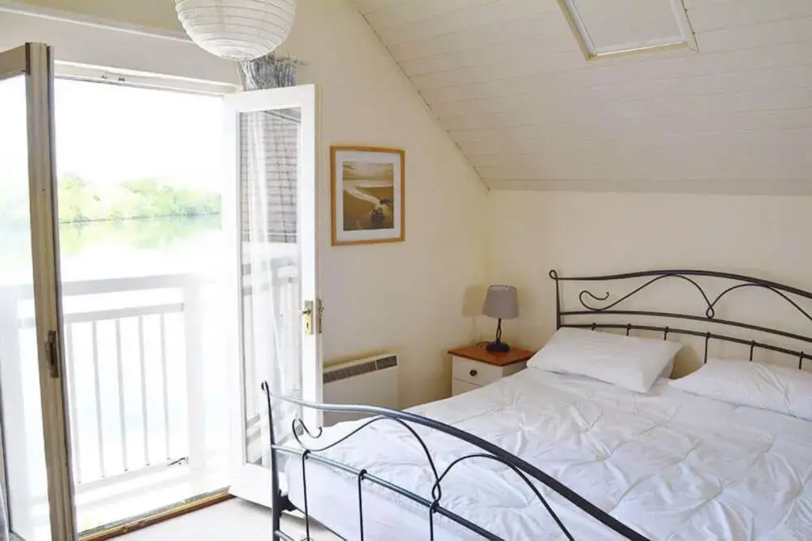 Stylish pet-friendly lakeside retreat in the Cotswold Water Park