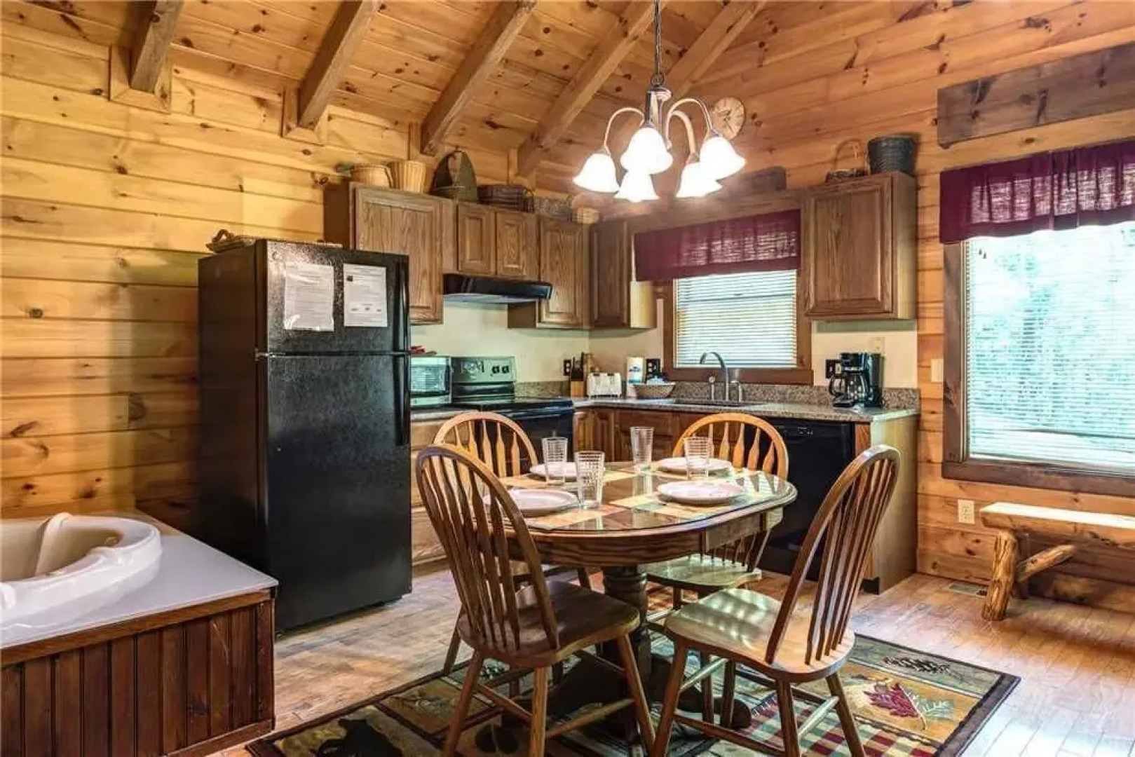 Fawn Cabin 1 Bedroom Home with Hot Tub