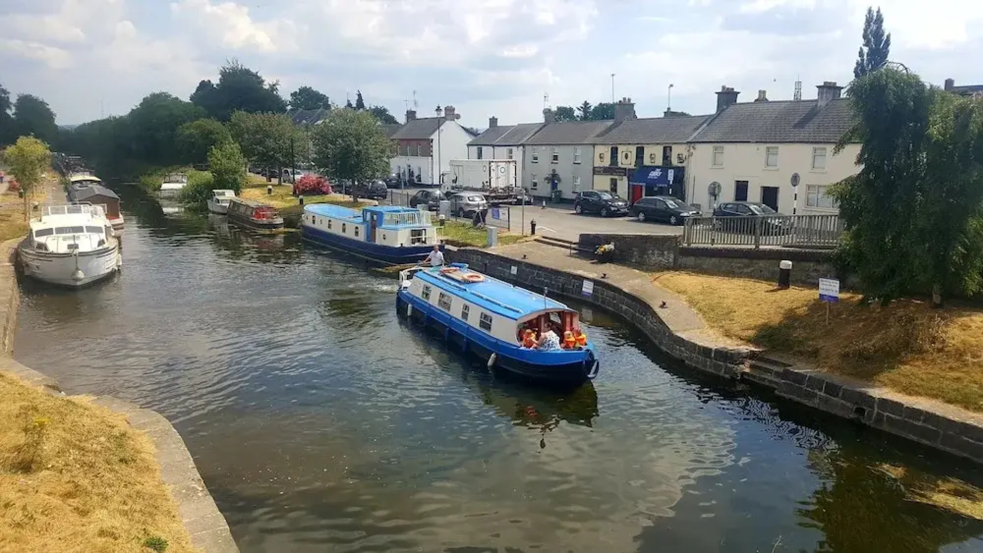 Roisin Dubh Houseboat