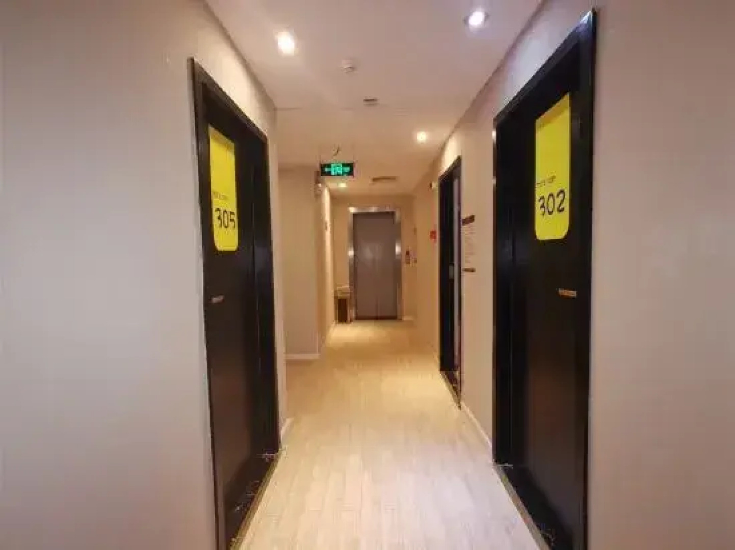 Huaying Qianli Express Hotel