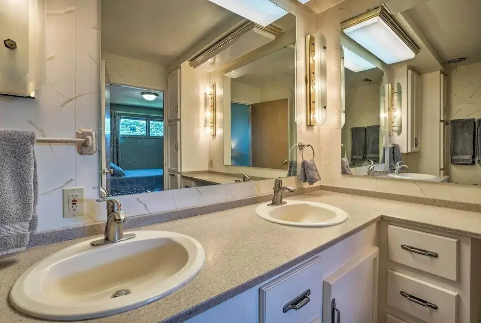 Lake House w/ Hot Tub - 1 Mi to Surf 'n Slide