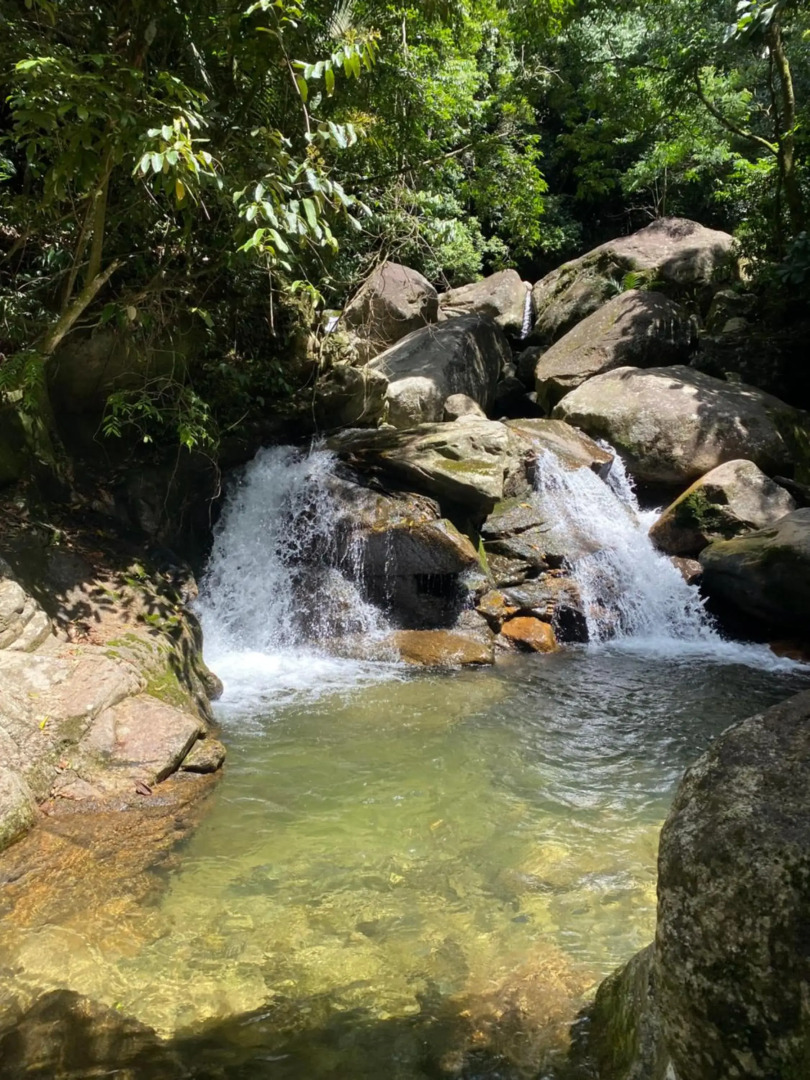 Sítio com piscina e lareira