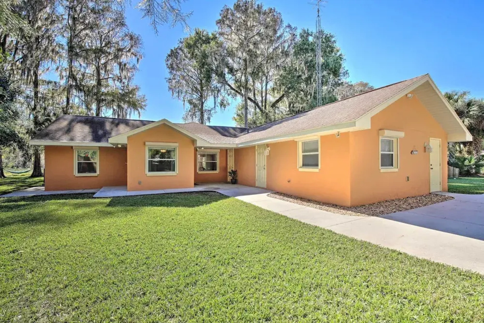 Rainbow River Oasis w/ Kayaks + Furnished Sunroom!