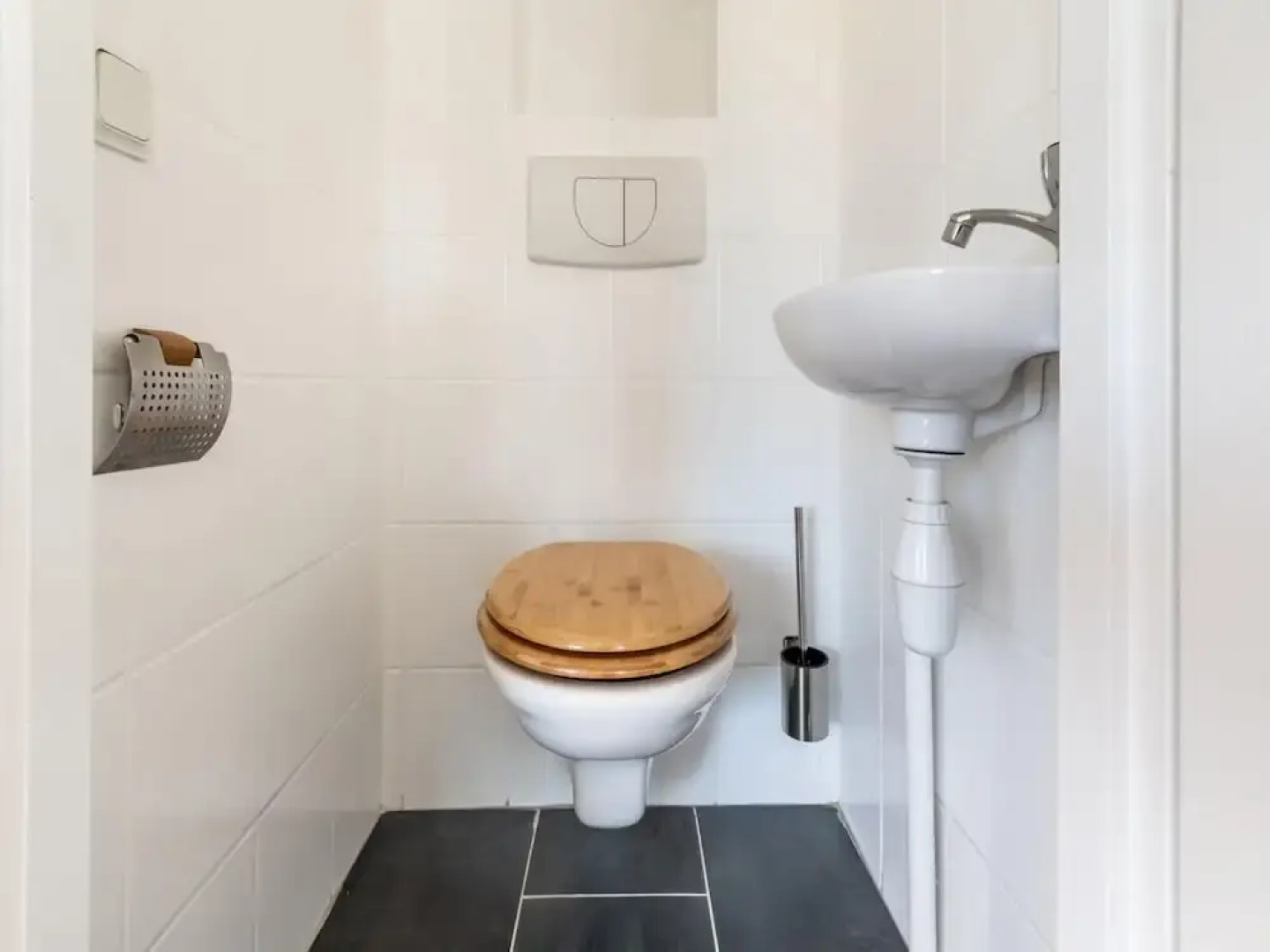 Idyllic Holiday Home in Ooltgensplaat on the Water