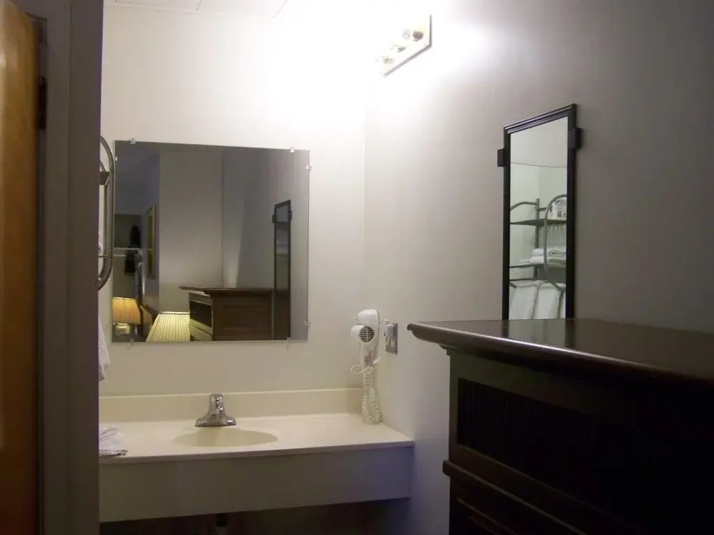 Golden Knight Inn and Suites