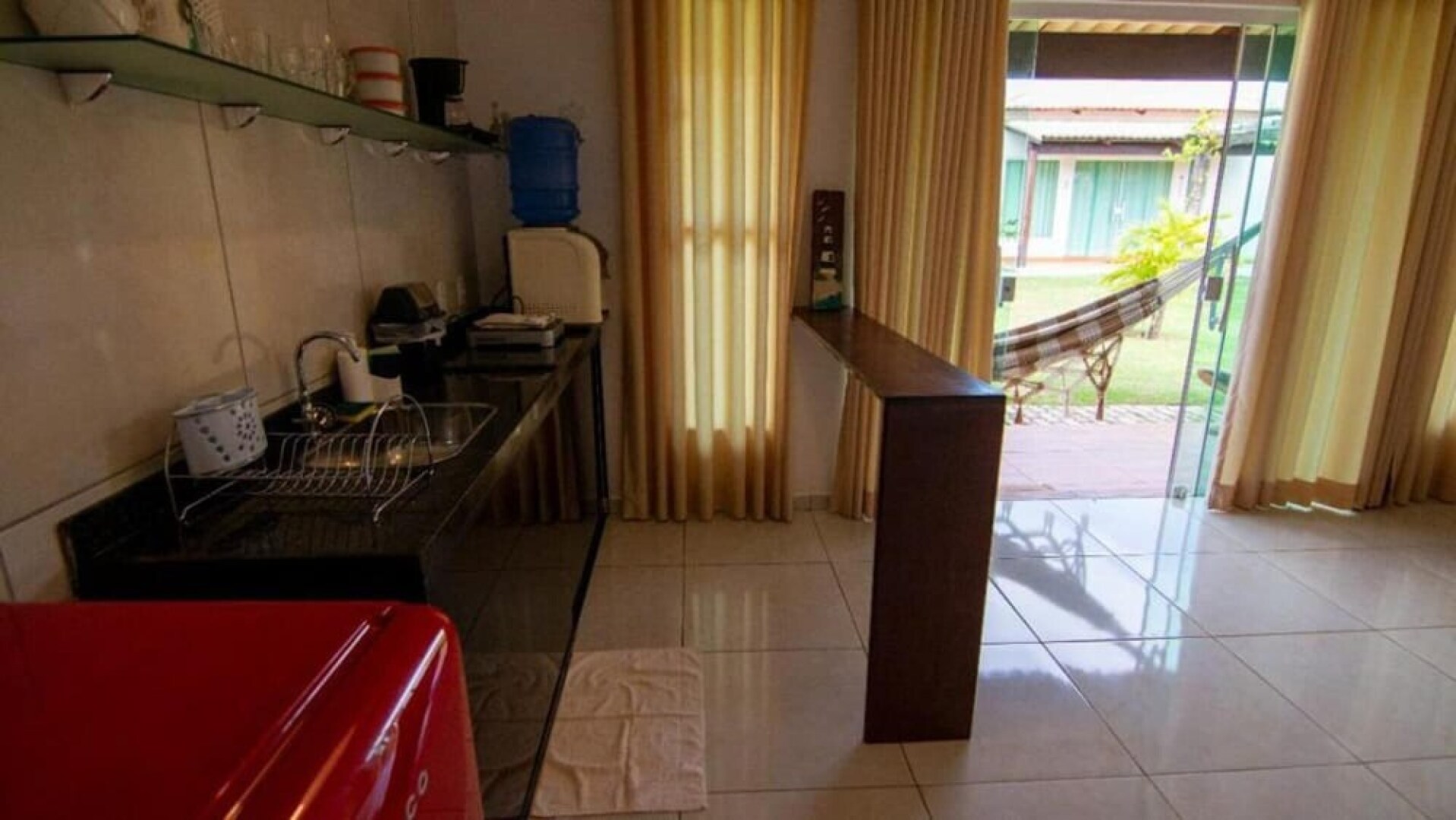 Chal Aconchegante com Vista Jardim em Vila - 05