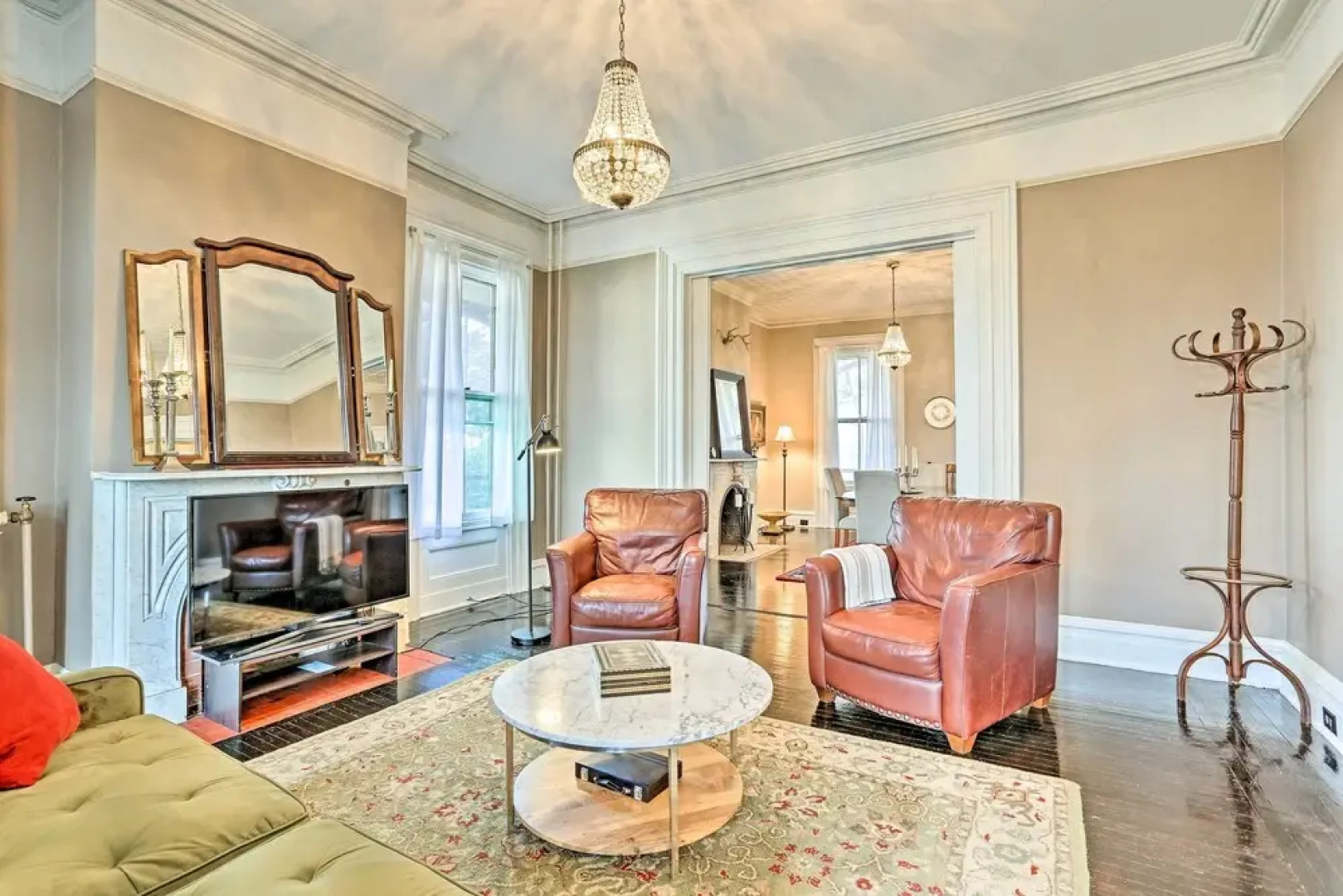 Centrally Located Apt in Victorian Mansion!