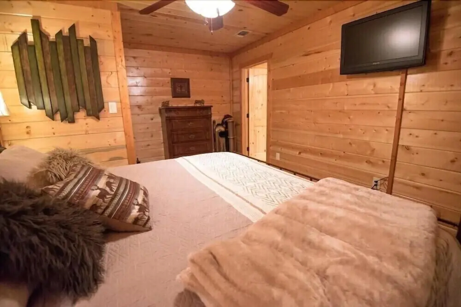 Sugar Bear Lodge With Hot Tub and Free Wifi by Redawning