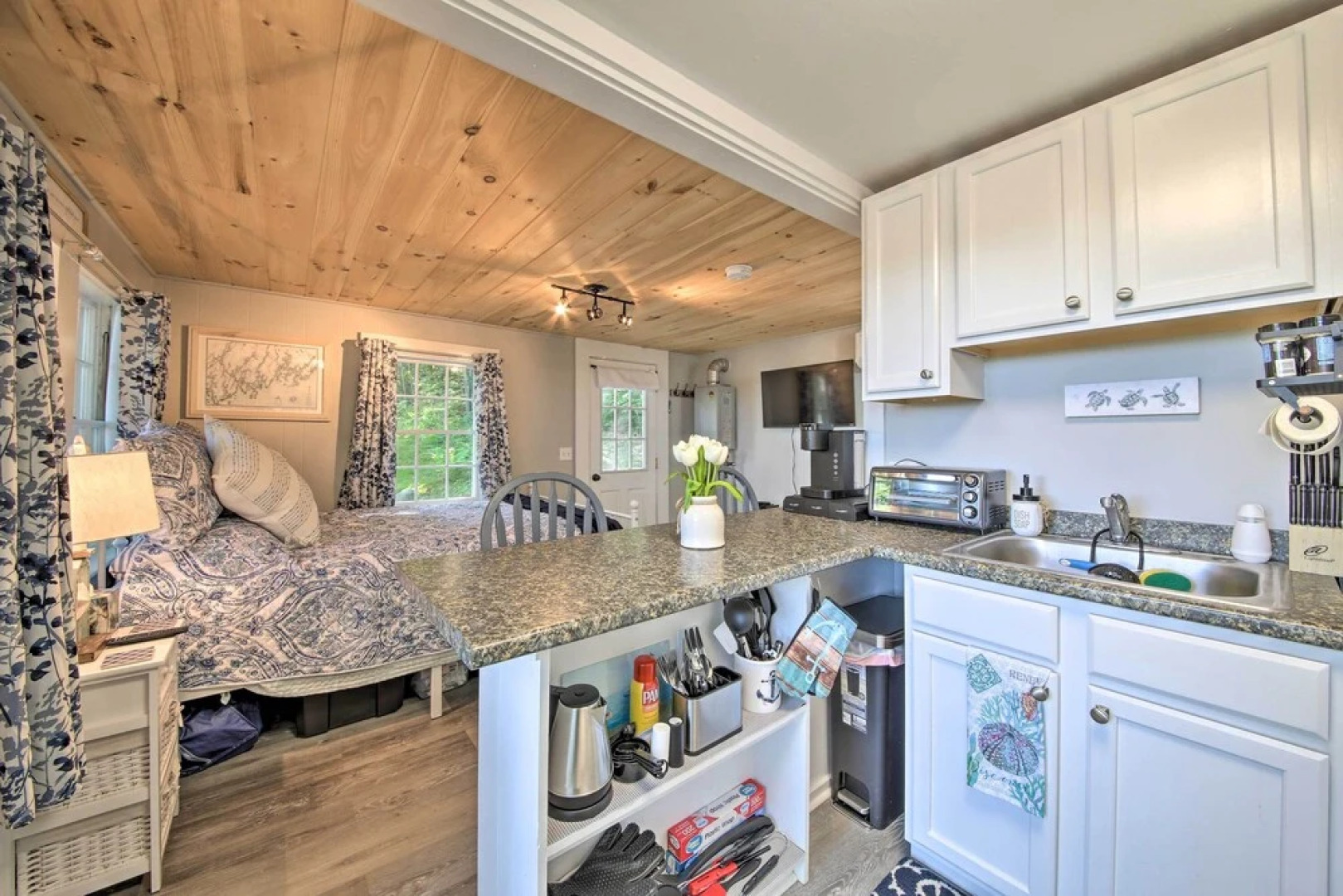 Lush Edgecomb Studio Cottage w/ Fire Table!