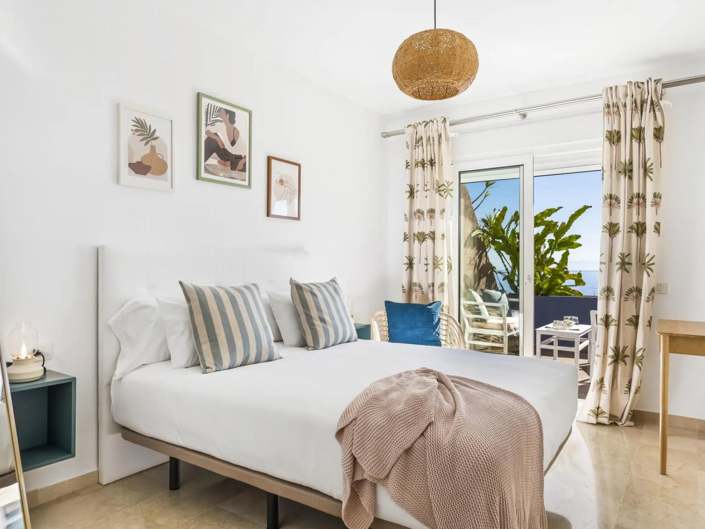 Beach apartment with terrace and private parking