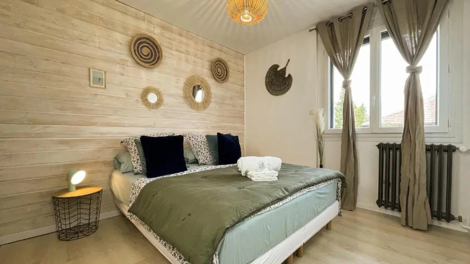 HOMEY MONTAIGNE - New - A 1 min à pied du LAC D'ANNECY - 2 Balcons privés - Appartement avec 2 chambres - Stationnement gratuit toute l'année sauf en été - juin à août