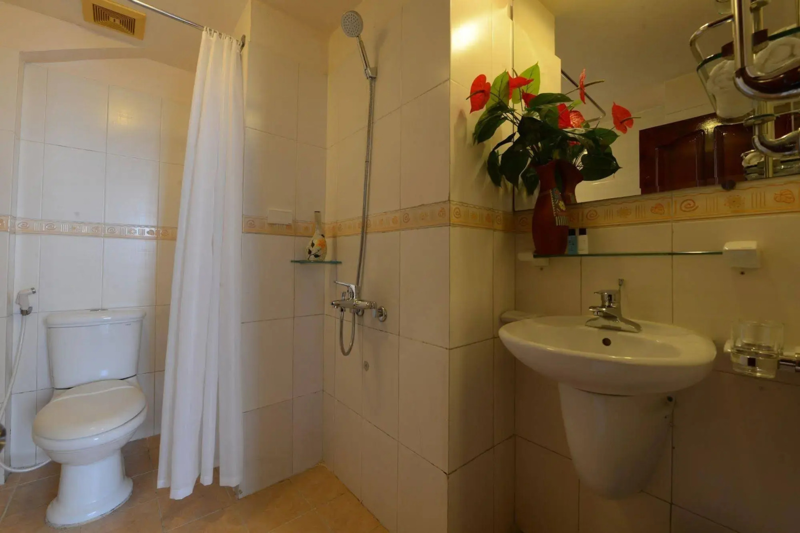 Artisan Lakeview Hotel