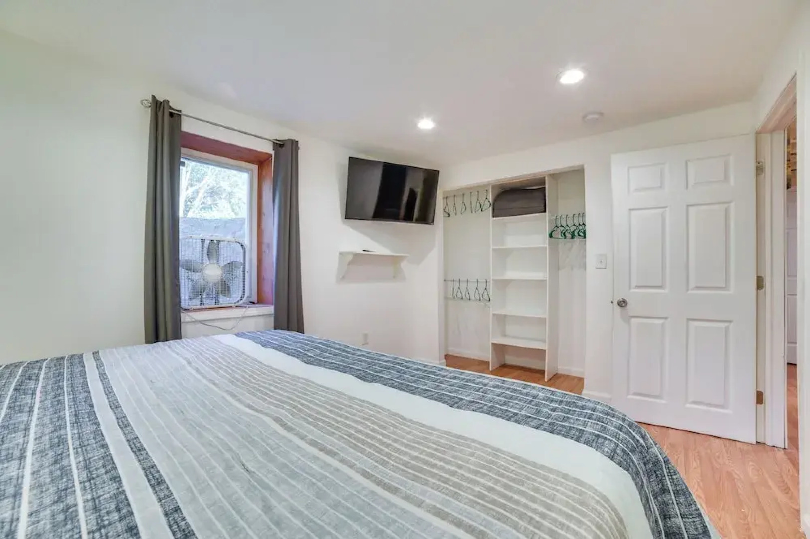 Quiet Family Home w/ Yard < 1 Mi to Houghton Lake!