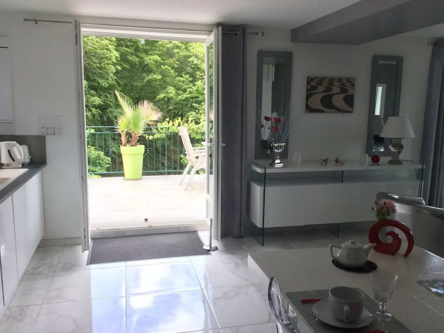 Panoramic White House Suite in Tulle