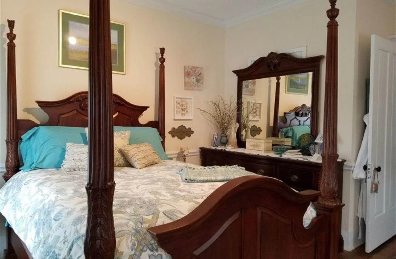 Silly Chickens Lodge B&B