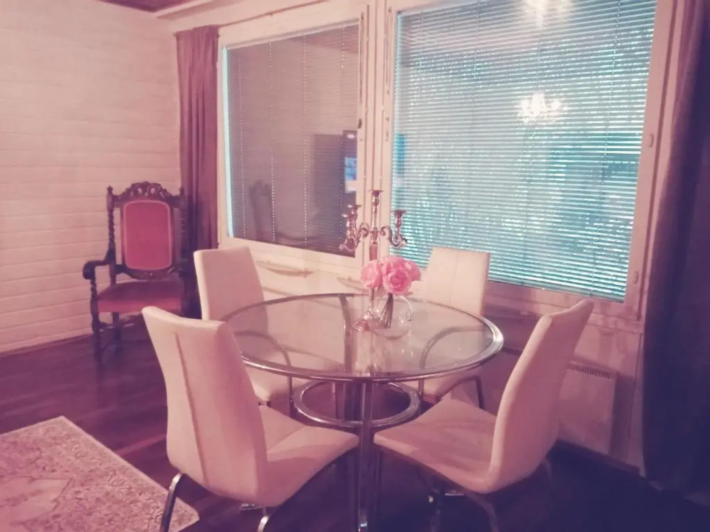 Tilava omakotitalo lähellä palveluita