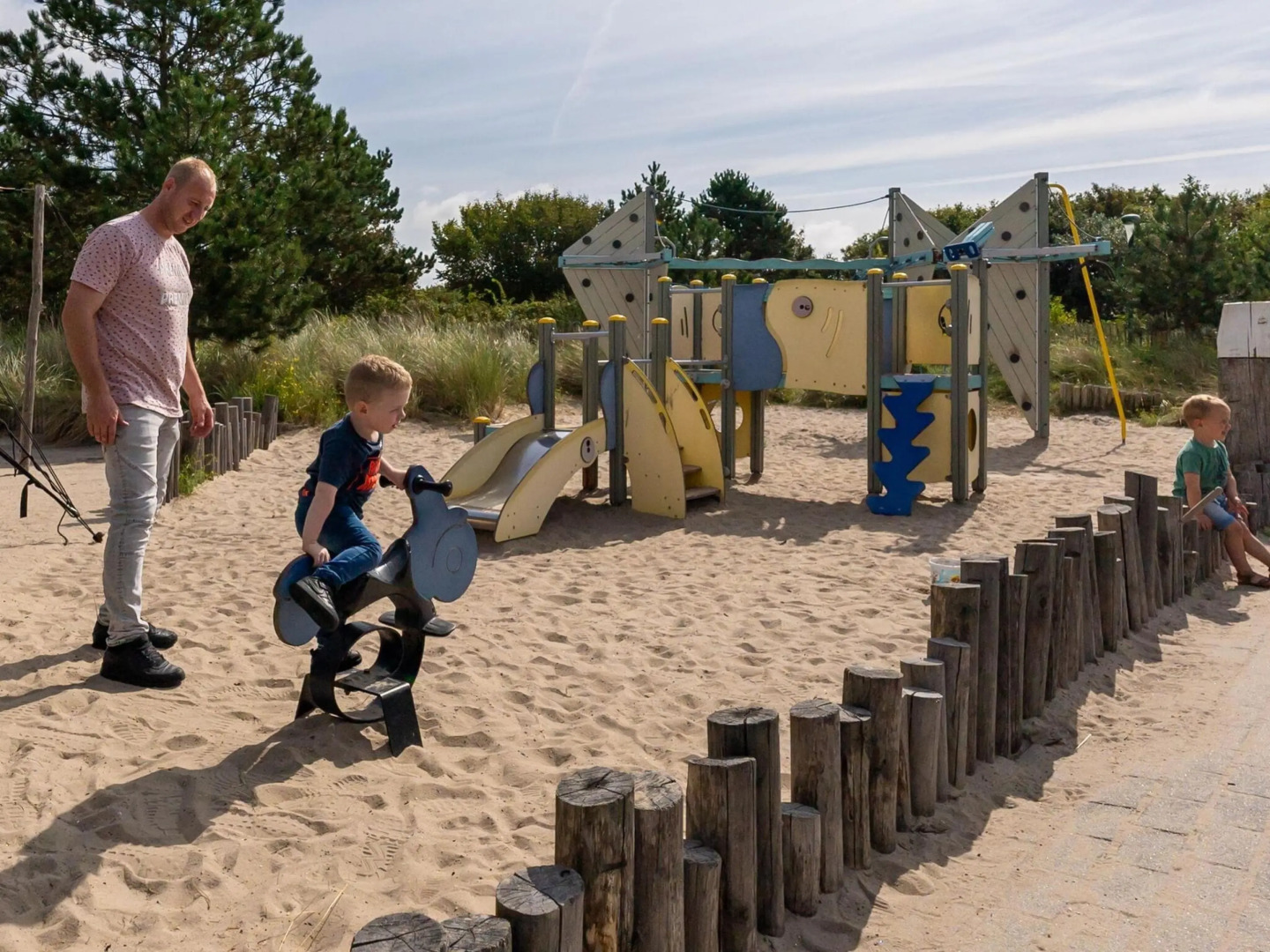 Thatched Holiday Home With two Bathrooms Near the Sea