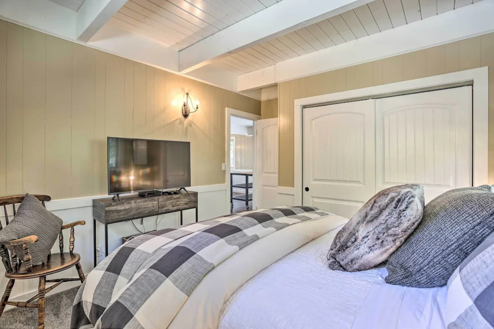 Arrowhead Retreat w/ Luxe Furnishings & Lake Views