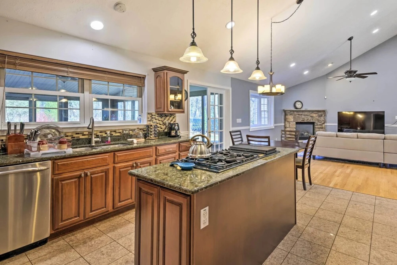 Long Pond Hideaway W/ Deck + Private Hot Tub!