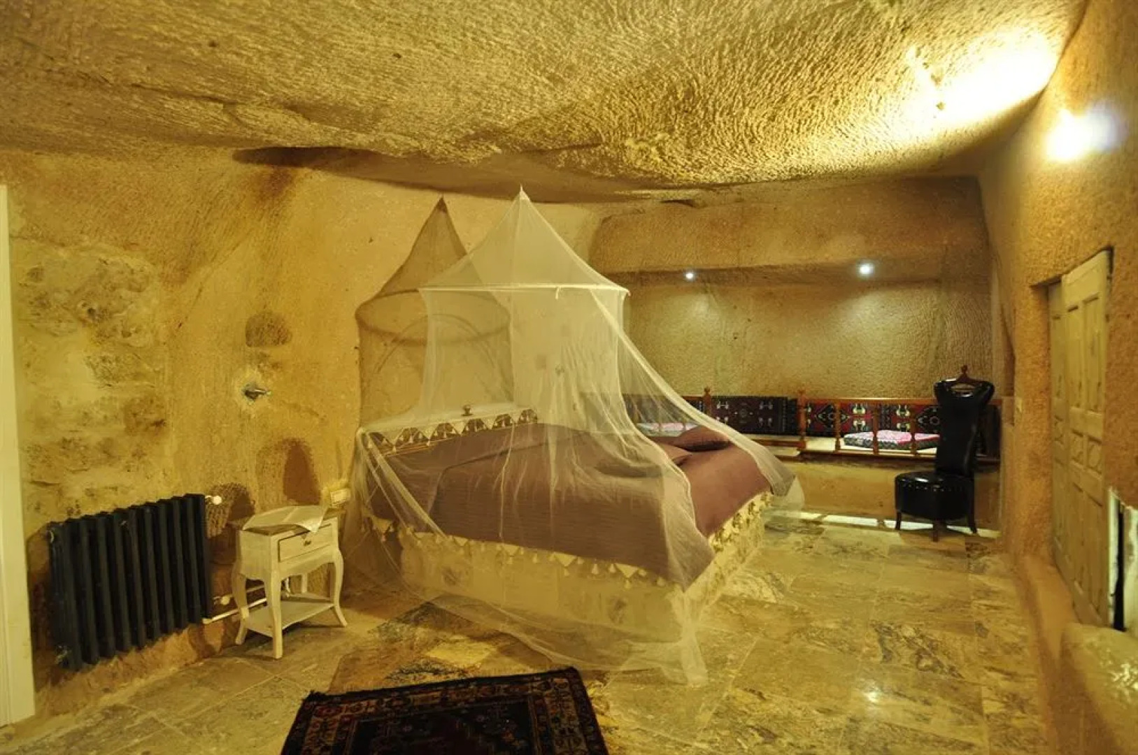 AkCave Suites & Resort