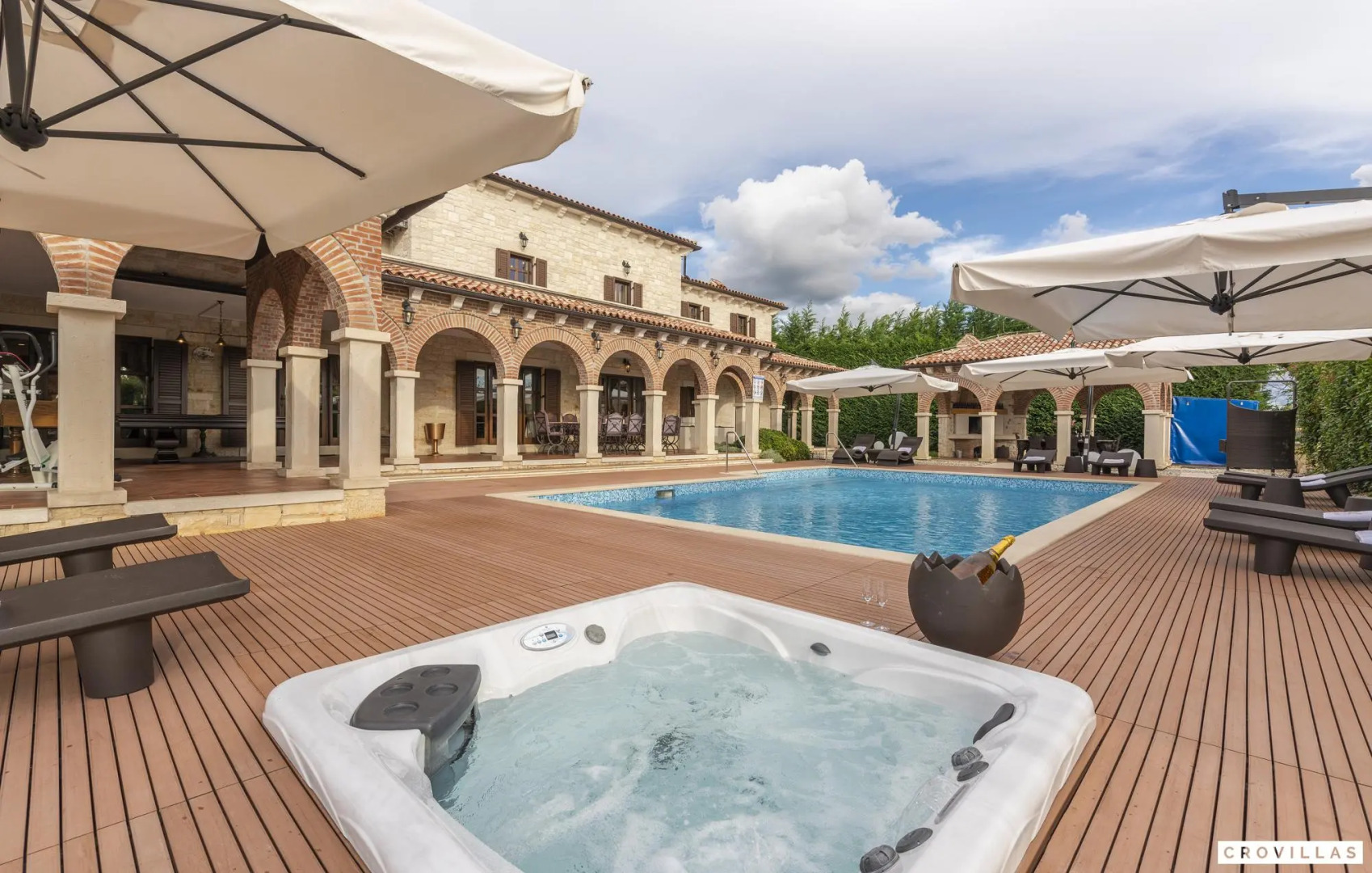 Carolus in Barat with 5 bedrooms and 5 bathrooms