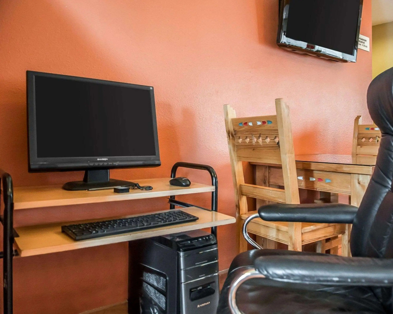 Econo Lodge Inn & Suites