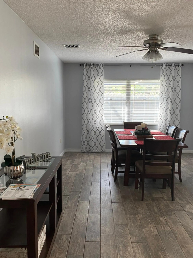 3 bedrooms house with private, heated pool 8 miles to Siesta Key Beach,