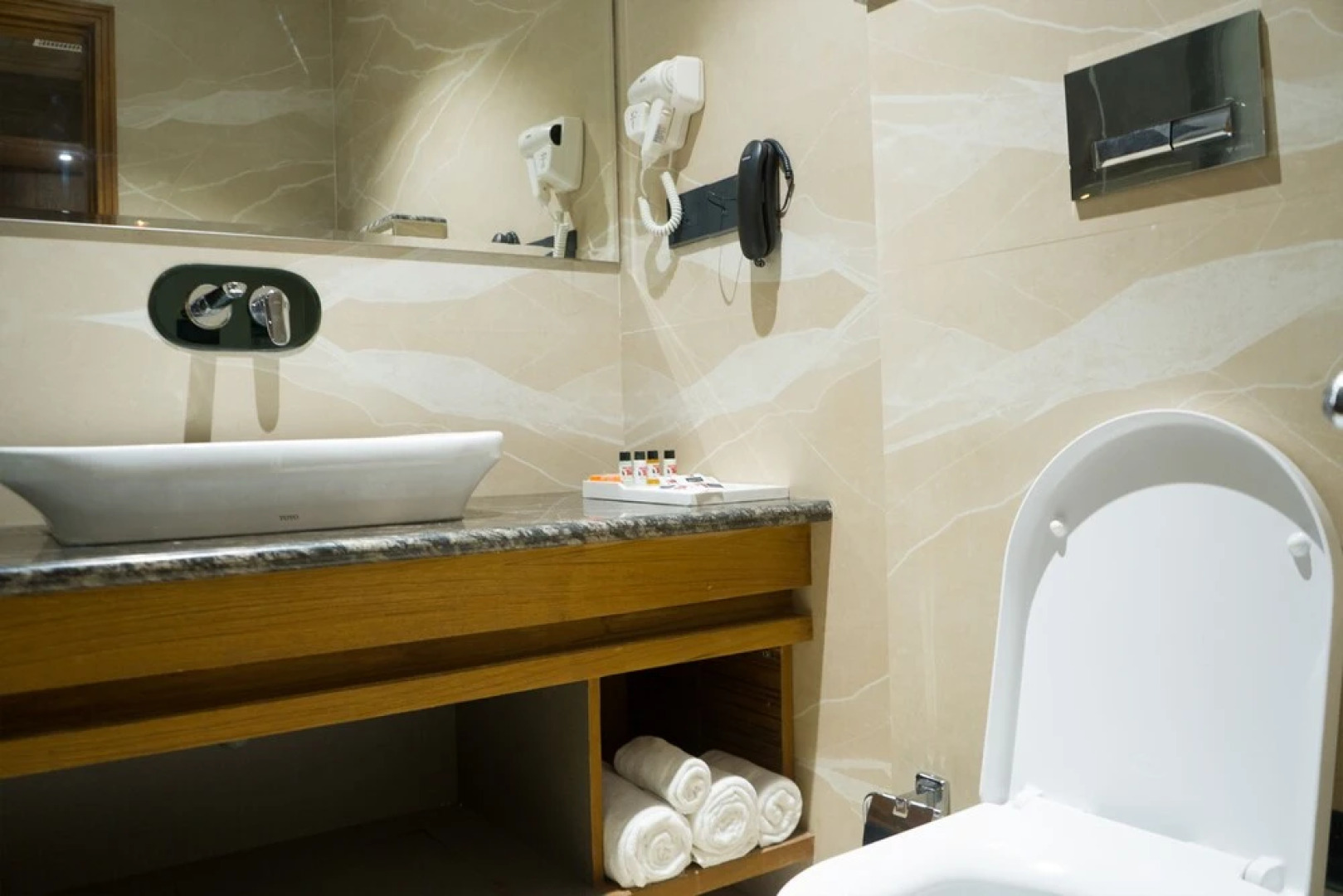 Hotel Clarks Inn Suites Kangra