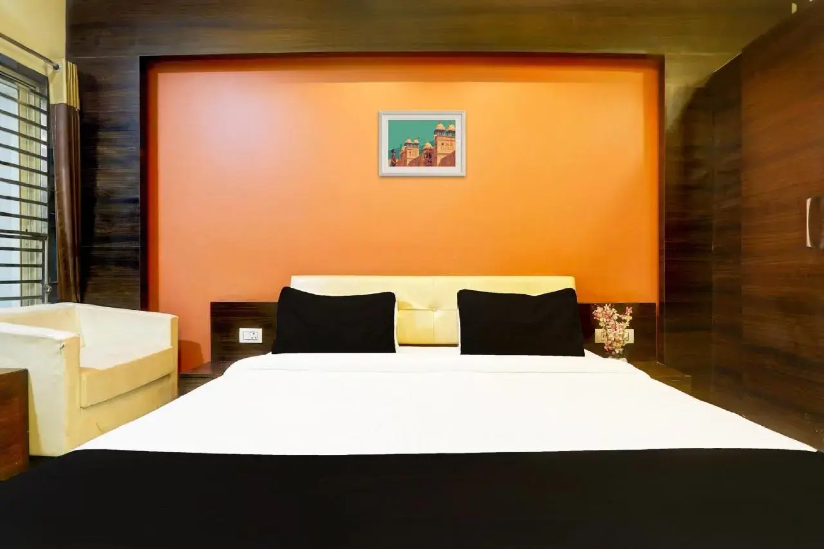 OYO 27960 Hotel Divya Sai Palace