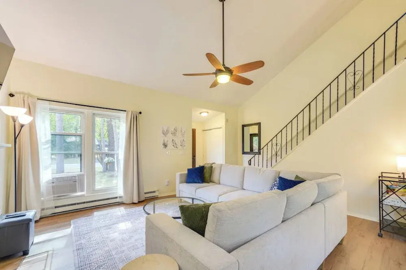 9 Mi to Saratoga Racetrack: Townhome w/ Bicycles!