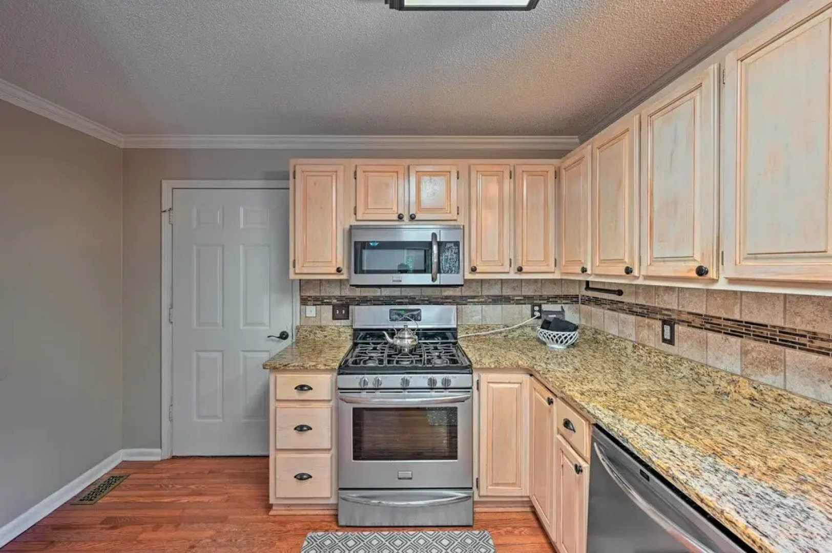 2 Mi to Clemson: Central Villa w/ Deck, Near Lakes