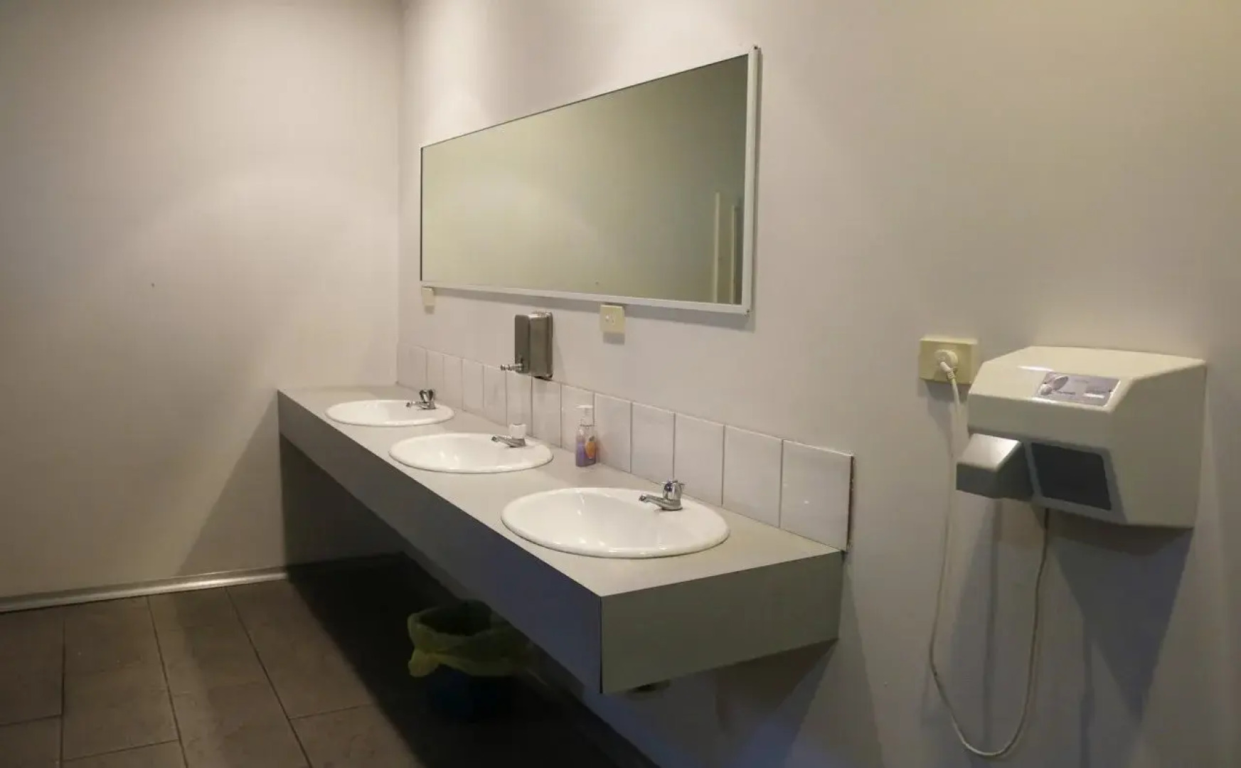 The 13th Apostle Backpackers